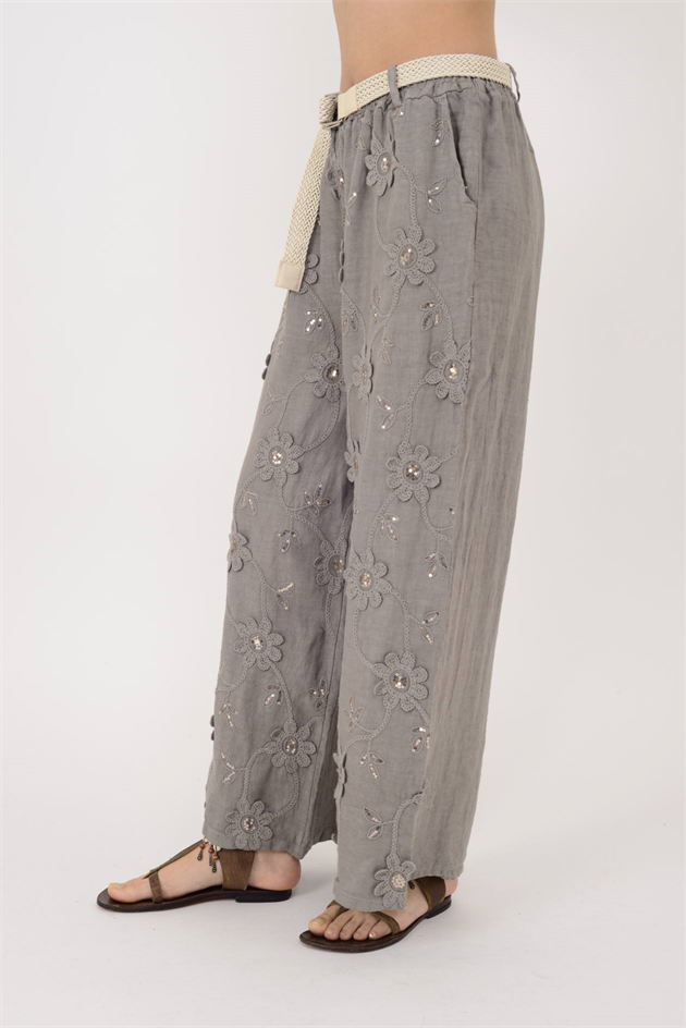 41770 KABARTMALI ÇİÇEK DETAYLI KEMERLİ KETEN PANTOLON