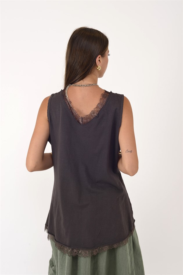 42338 DANTEL DETAYLI DANTELLİ KOLSUZ V YAKA KETEN BLUZ