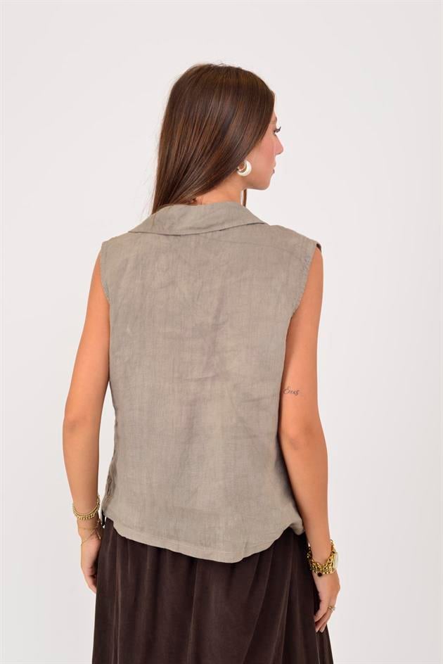 5157 ASİMETRİK KESİM DÜĞME DETAYLI KETEN YELEK BLUZ