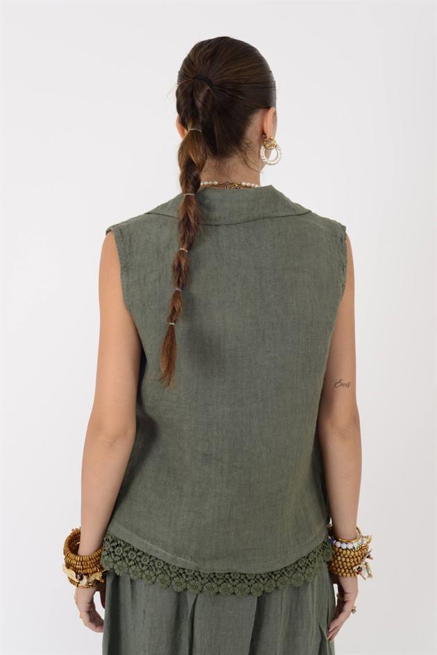 5157 ASİMETRİK KESİM DÜĞME DETAYLI KETEN YELEK BLUZ