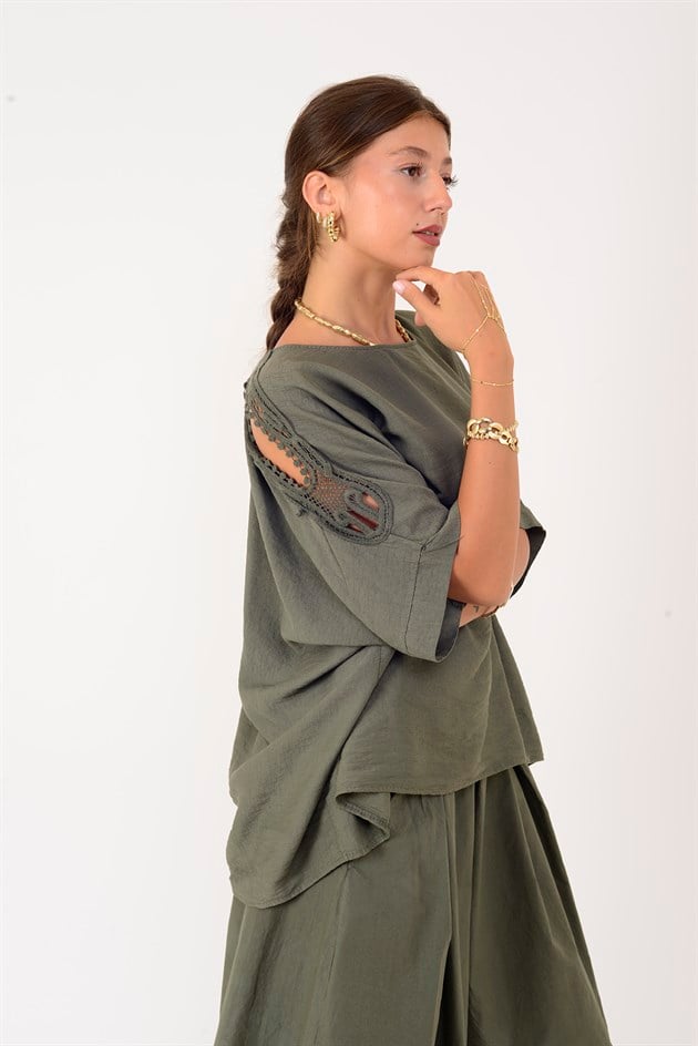 61439 KOLU YIRTMAÇLI GÜPÜR DETAYLI BLUZ