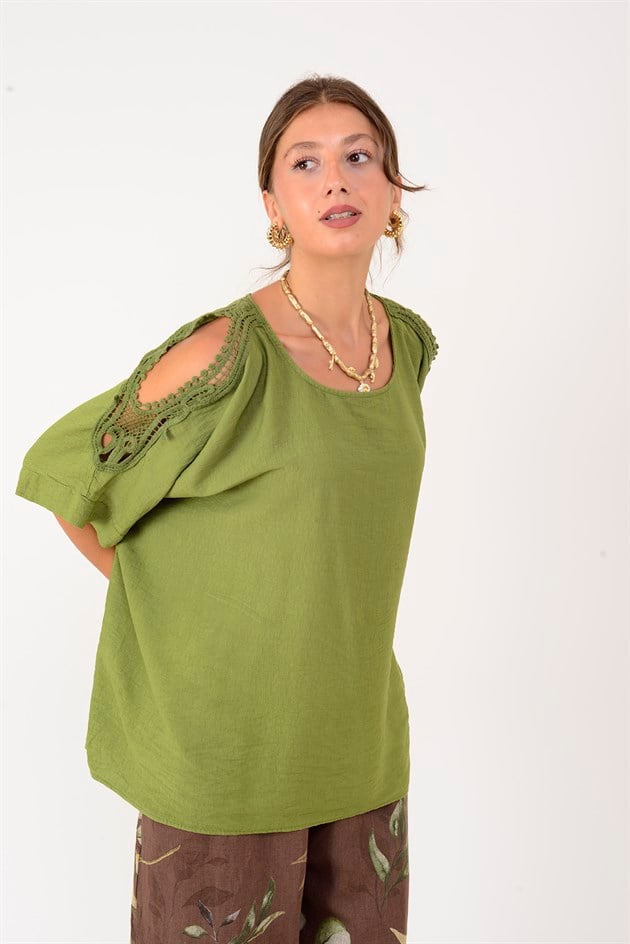 61439 KOLU YIRTMAÇLI GÜPÜR DETAYLI BLUZ