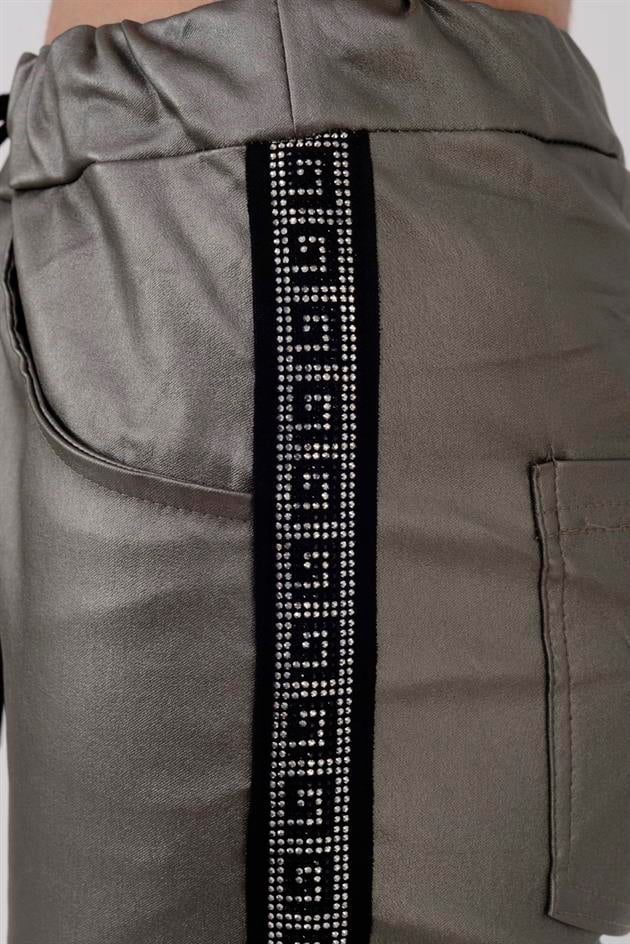 67474 TAŞ DETAYLI DERİ GÖRÜNÜMLÜ PANTOLON