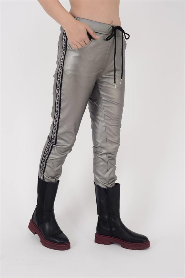 67474 TAŞ DETAYLI DERİ GÖRÜNÜMLÜ PANTOLON