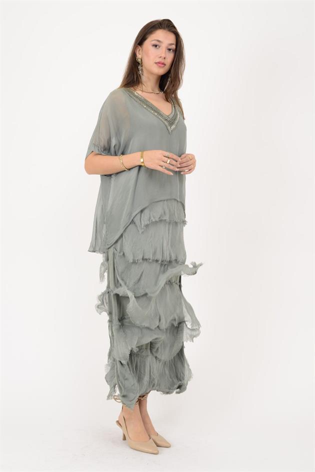 7095 PAYET DETAYLI V YAKA KAT KAT İPEK ELBİSE