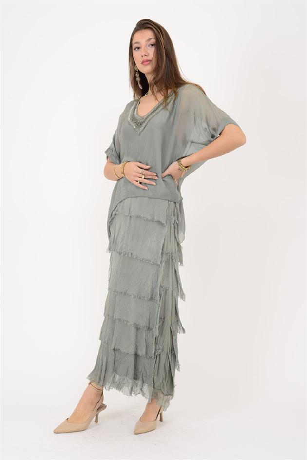 7095 PAYET DETAYLI V YAKA KAT KAT İPEK ELBİSE