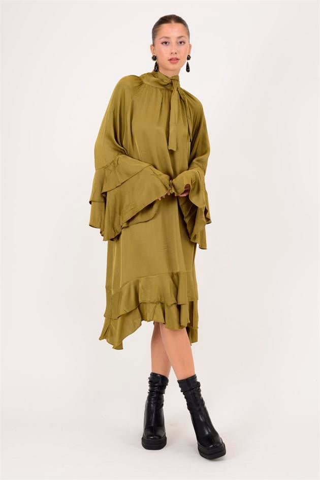 72395 VOILA BOĞAZLI SIRTI FİYONK DETAYLI SATEN ELBİSE