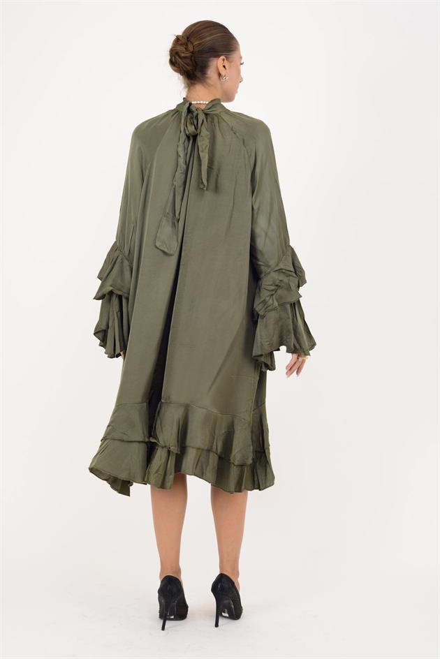 72395 VOILA BOĞAZLI SIRTI FİYONK DETAYLI SATEN ELBİSE