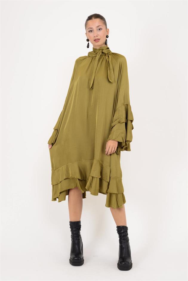 72395 VOILA BOĞAZLI SIRTI FİYONK DETAYLI SATEN ELBİSE