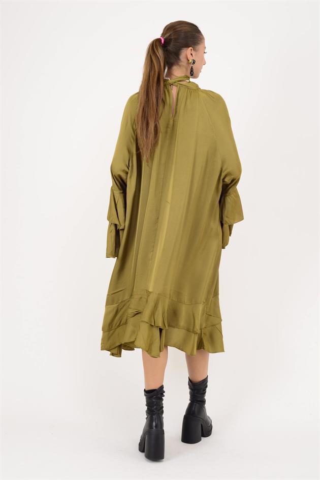 72395 VOILA BOĞAZLI SIRTI FİYONK DETAYLI SATEN ELBİSE