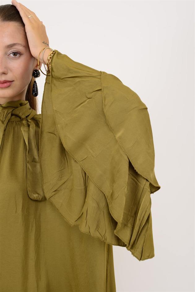 72395 VOILA BOĞAZLI SIRTI FİYONK DETAYLI SATEN ELBİSE