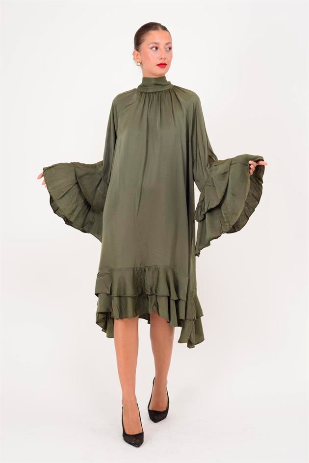 72395 VOILA BOĞAZLI SIRTI FİYONK DETAYLI SATEN ELBİSE