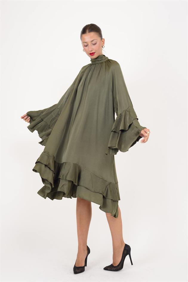 72395 VOILA BOĞAZLI SIRTI FİYONK DETAYLI SATEN ELBİSE