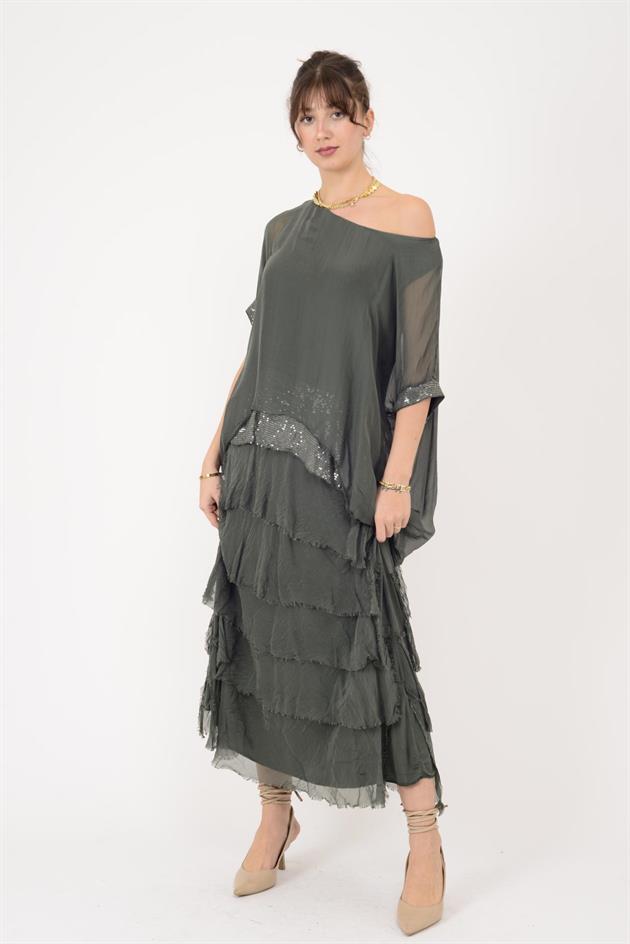 7266 YARASA KOL PAYET DETAYLI KAT KAT İPEK ELBİSE