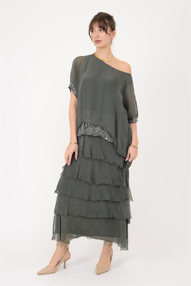 7266 YARASA KOL PAYET DETAYLI KAT KAT İPEK ELBİSE