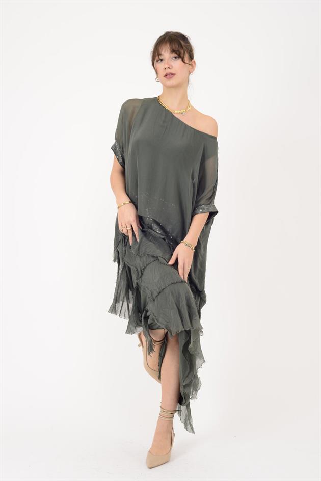 7266 YARASA KOL PAYET DETAYLI KAT KAT İPEK ELBİSE