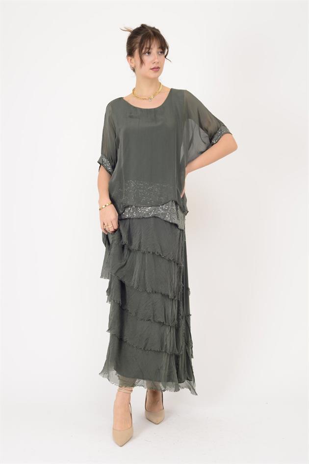 7266 YARASA KOL PAYET DETAYLI KAT KAT İPEK ELBİSE