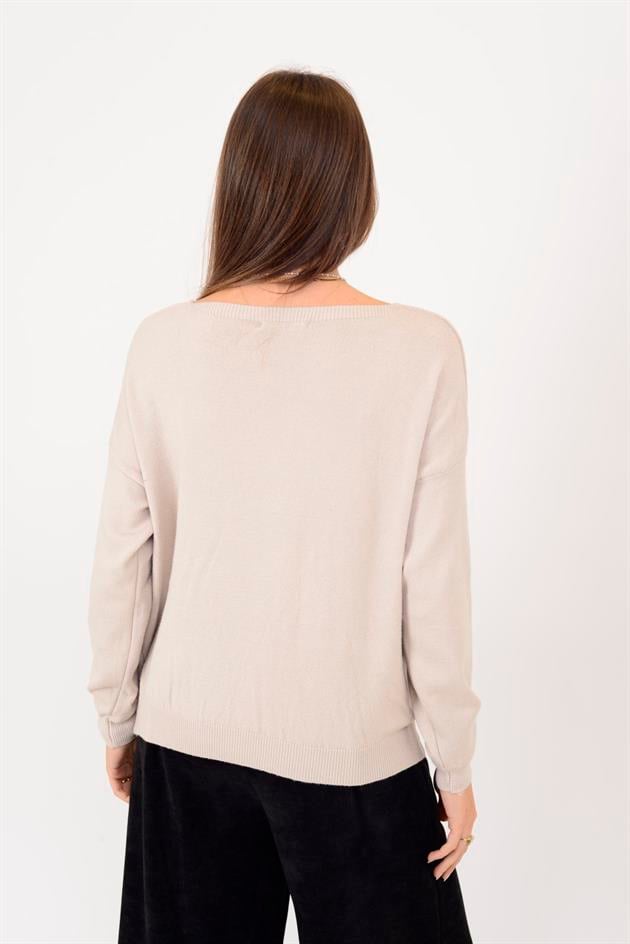 8507 ÇİÇEK KABARTMALI V YAKA TRİKO