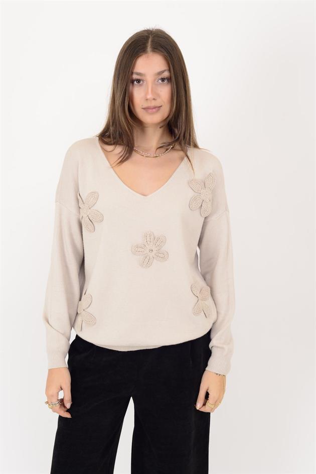 8507 ÇİÇEK KABARTMALI V YAKA TRİKO