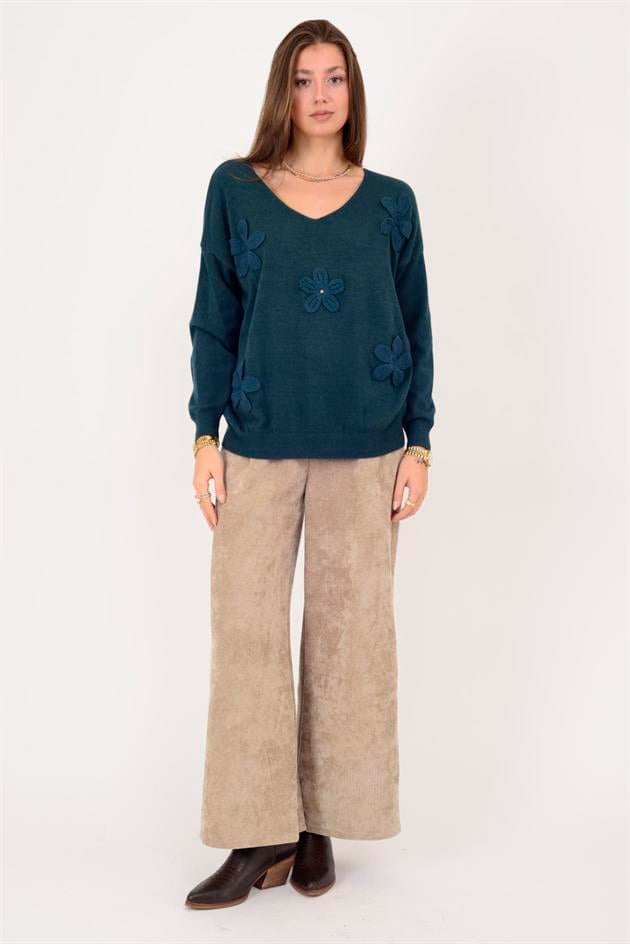 8507 ÇİÇEK KABARTMALI V YAKA TRİKO