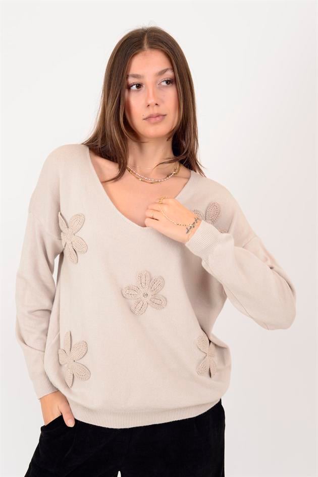 8507 ÇİÇEK KABARTMALI V YAKA TRİKO