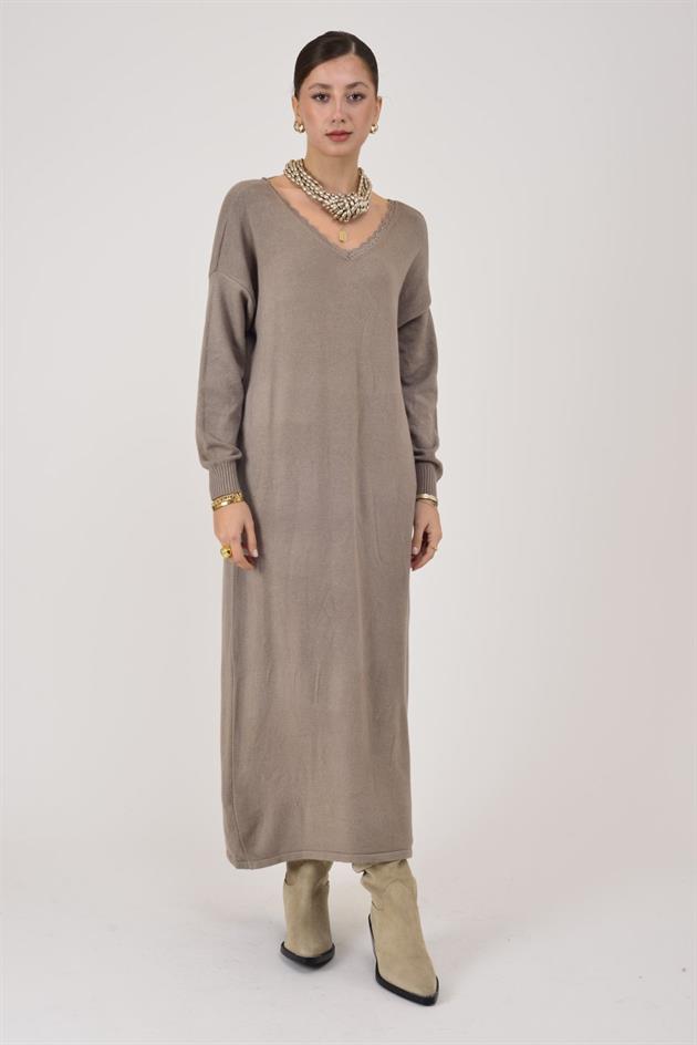 8612 IDOL SIRTI FİYONK DETAYLI YAKASI DANTELLİ TRİKO ELBİSE