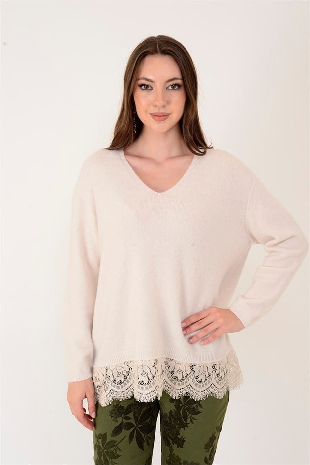 8883 V YAKA DANTEL DETAYLI TRİKO BLUZ