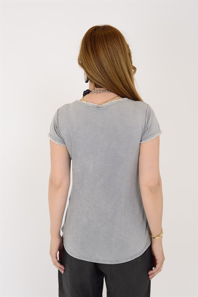954304 V YAKA TAŞLAMALI T-SHIRT BLUZ