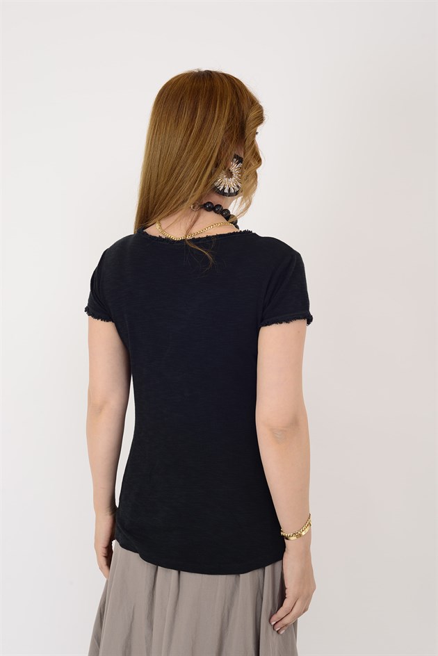 954304 V YAKA TAŞLAMALI T-SHIRT BLUZ