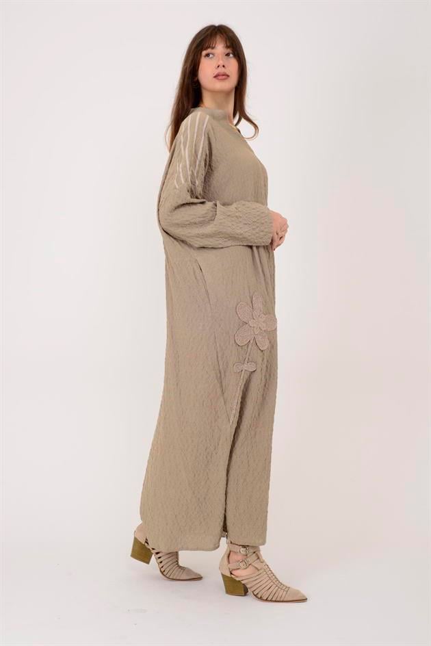 AN10742 EL İŞİ ÇİÇEK İŞLEMELİ V YAKA GOFRE ELBİSE