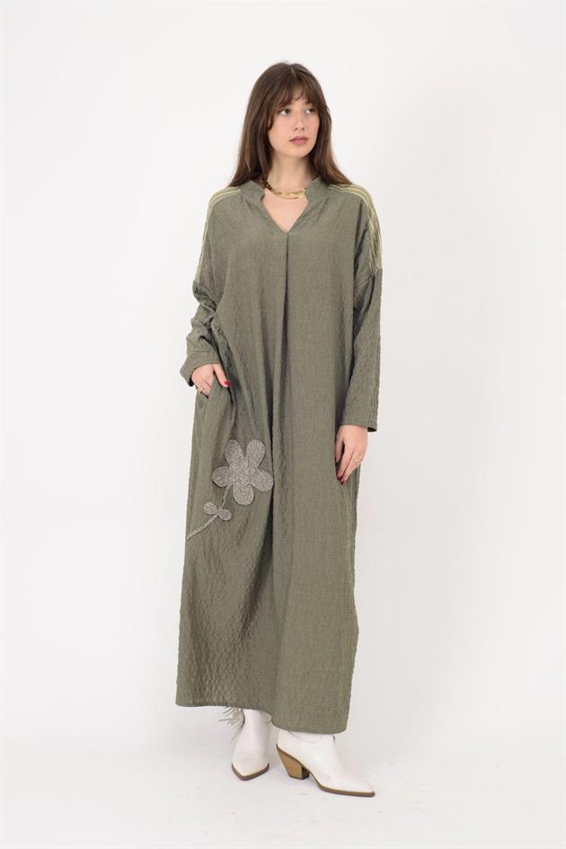 AN10742 EL İŞİ ÇİÇEK İŞLEMELİ V YAKA GOFRE ELBİSE