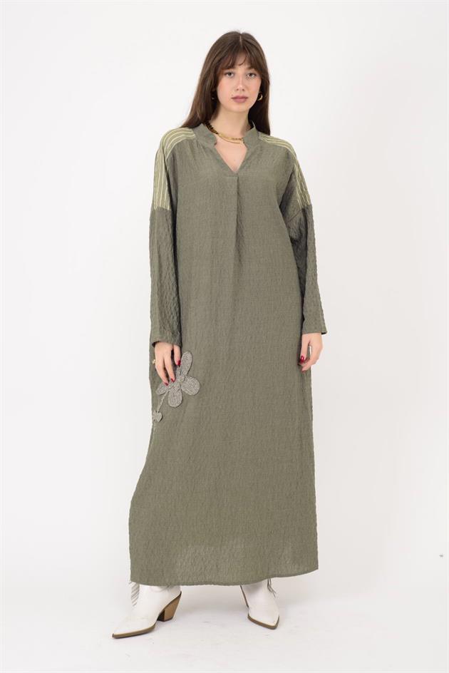 AN10742 EL İŞİ ÇİÇEK İŞLEMELİ V YAKA GOFRE ELBİSE