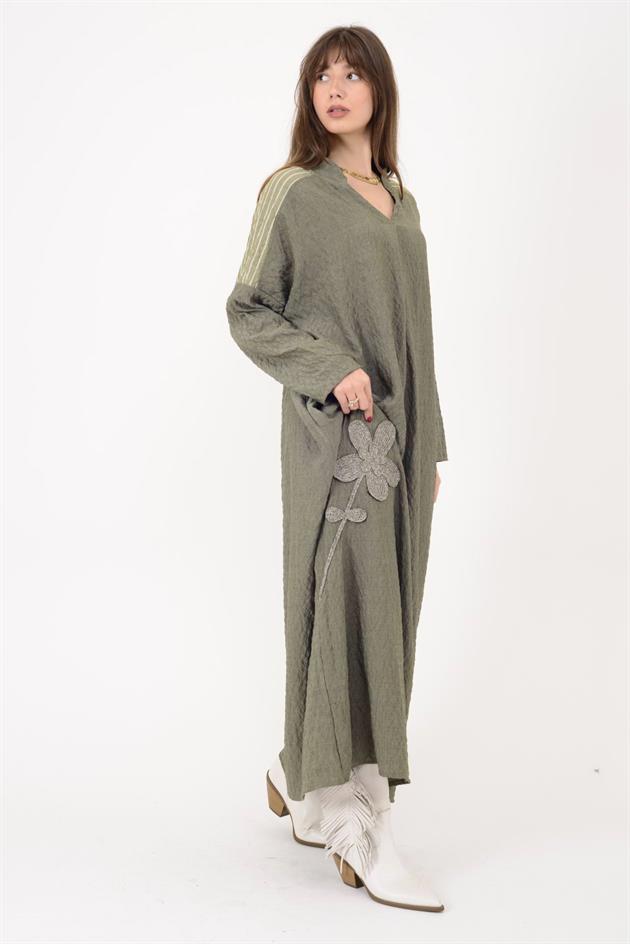 AN10742 EL İŞİ ÇİÇEK İŞLEMELİ V YAKA GOFRE ELBİSE