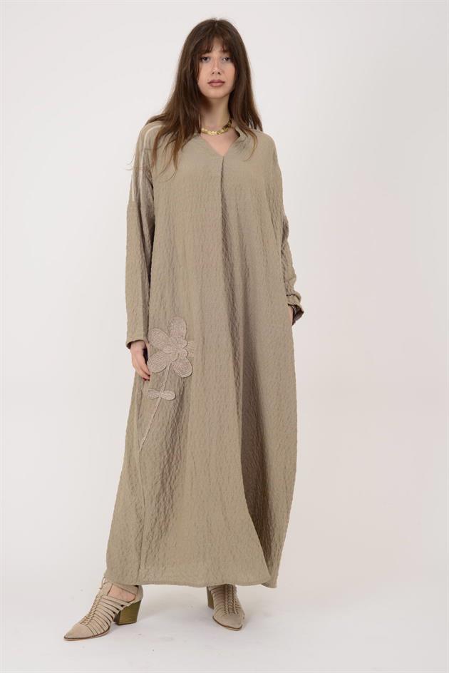 AN10742 EL İŞİ ÇİÇEK İŞLEMELİ V YAKA GOFRE ELBİSE