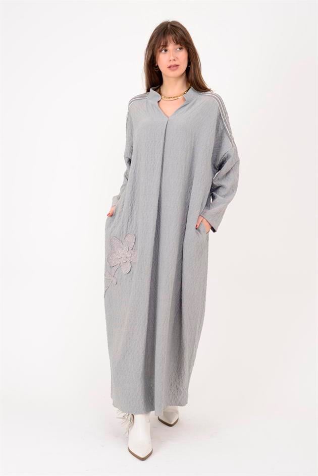 AN10742 EL İŞİ ÇİÇEK İŞLEMELİ V YAKA GOFRE ELBİSE