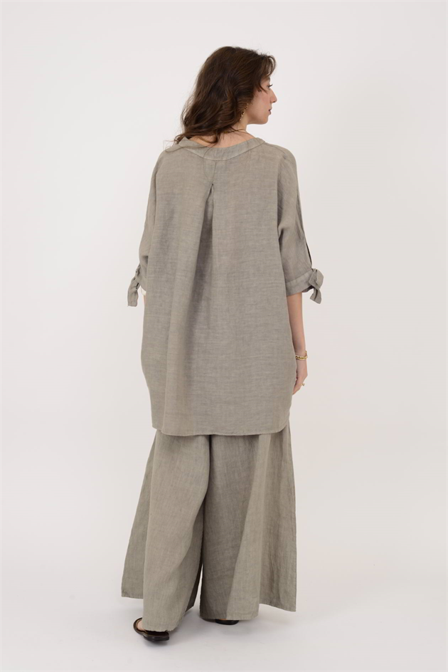 B994 ARKASI UZUN V YAKA KETEN BLUZ