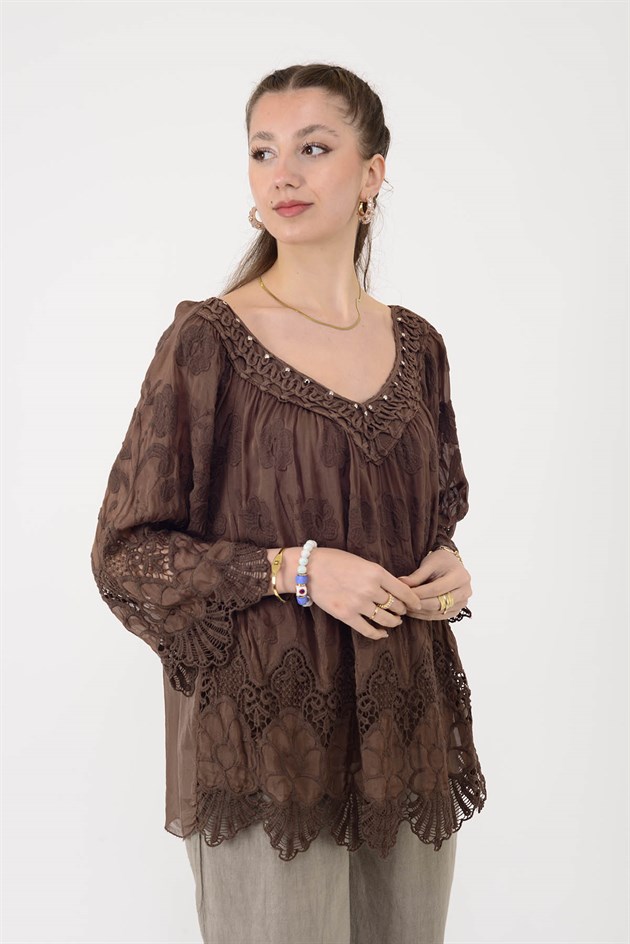 SN1107 BONCUK İŞLEMELİ V YAKA GÜPÜR DETAYLI İPEK BLUZ