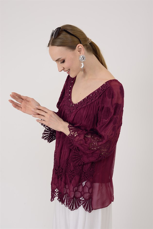 SN1107 BONCUK İŞLEMELİ V YAKA GÜPÜR DETAYLI İPEK BLUZ