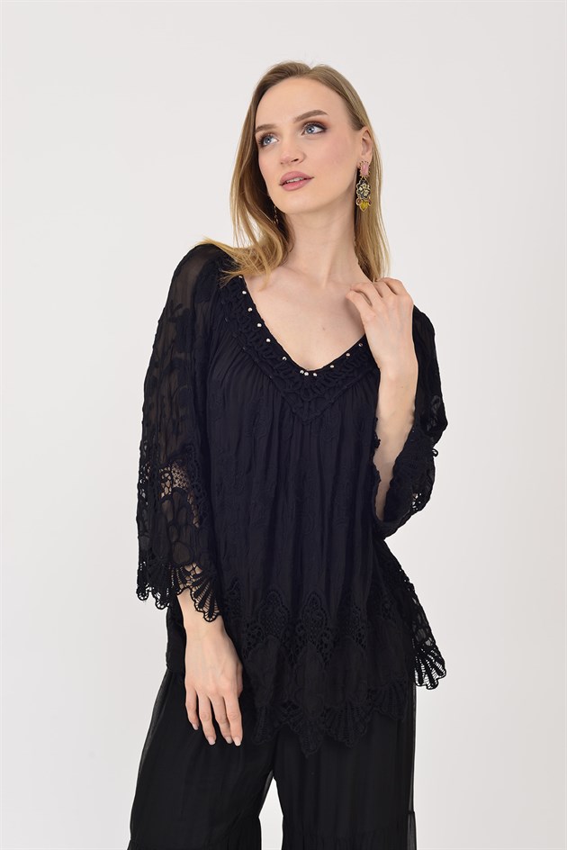 SN1107 BONCUK İŞLEMELİ V YAKA GÜPÜR DETAYLI İPEK BLUZ