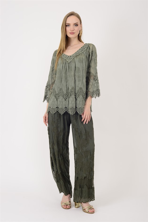 SN1107 BONCUK İŞLEMELİ V YAKA GÜPÜR DETAYLI İPEK BLUZ