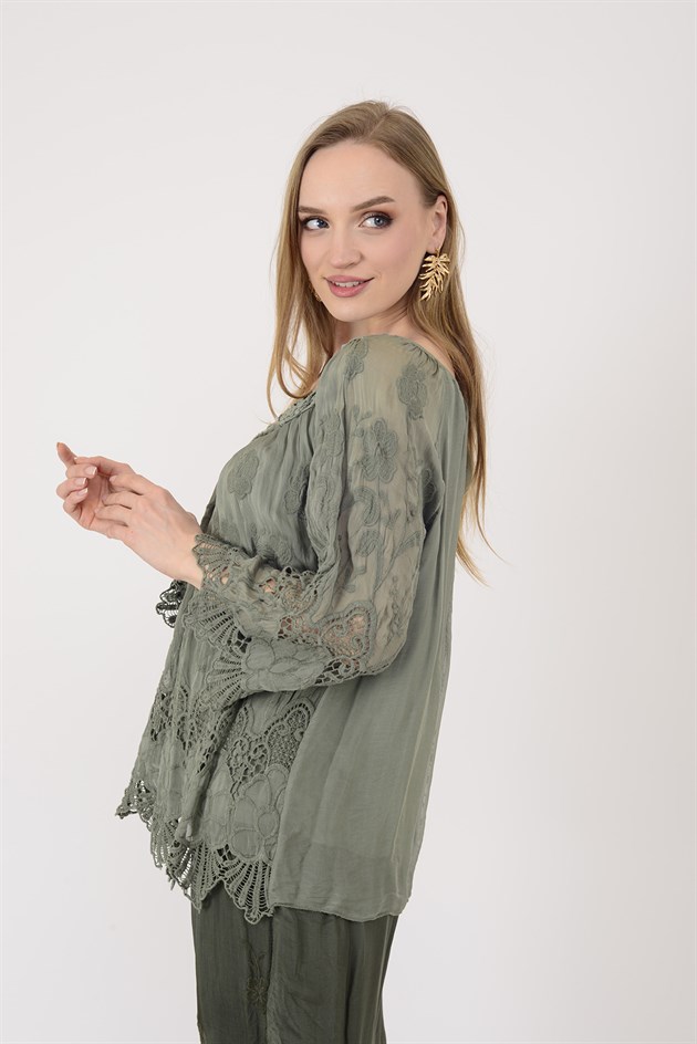 SN1107 BONCUK İŞLEMELİ V YAKA GÜPÜR DETAYLI İPEK BLUZ