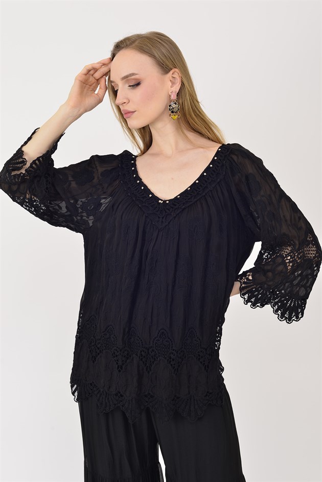 SN1107 BONCUK İŞLEMELİ V YAKA GÜPÜR DETAYLI İPEK BLUZ