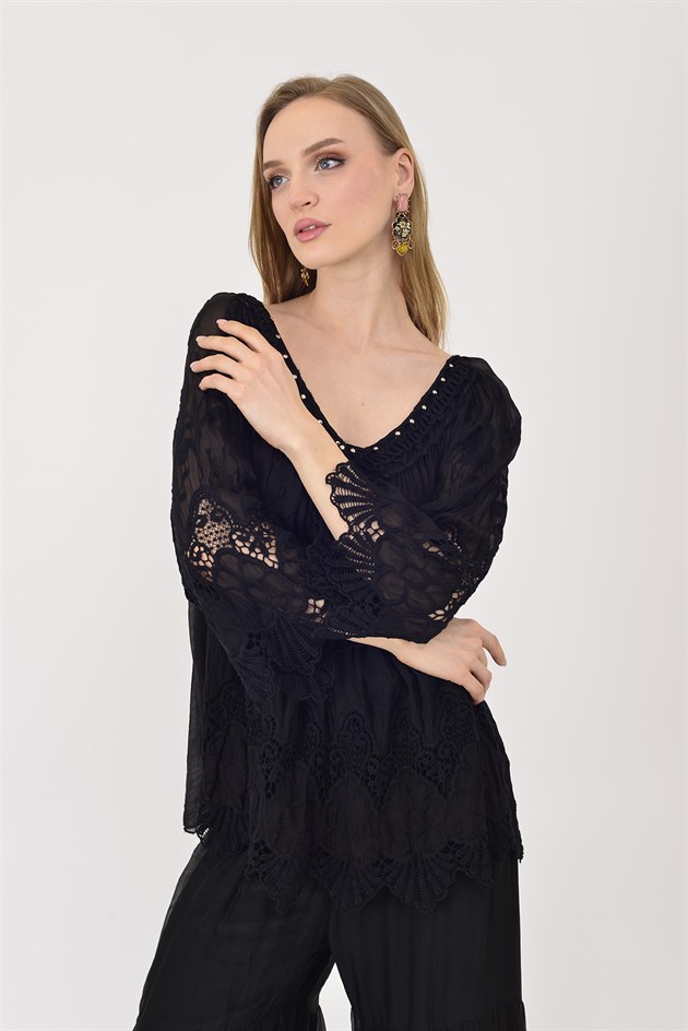 SN1107 BONCUK İŞLEMELİ V YAKA GÜPÜR DETAYLI İPEK BLUZ