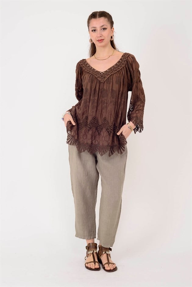 SN1107 BONCUK İŞLEMELİ V YAKA GÜPÜR DETAYLI İPEK BLUZ