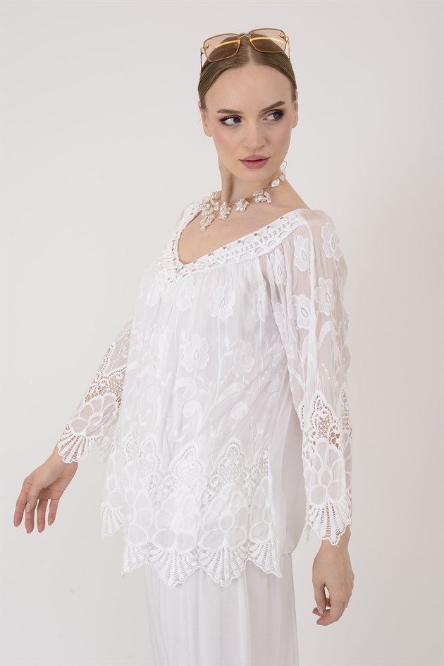 SN1107 BONCUK İŞLEMELİ V YAKA GÜPÜR DETAYLI İPEK BLUZ