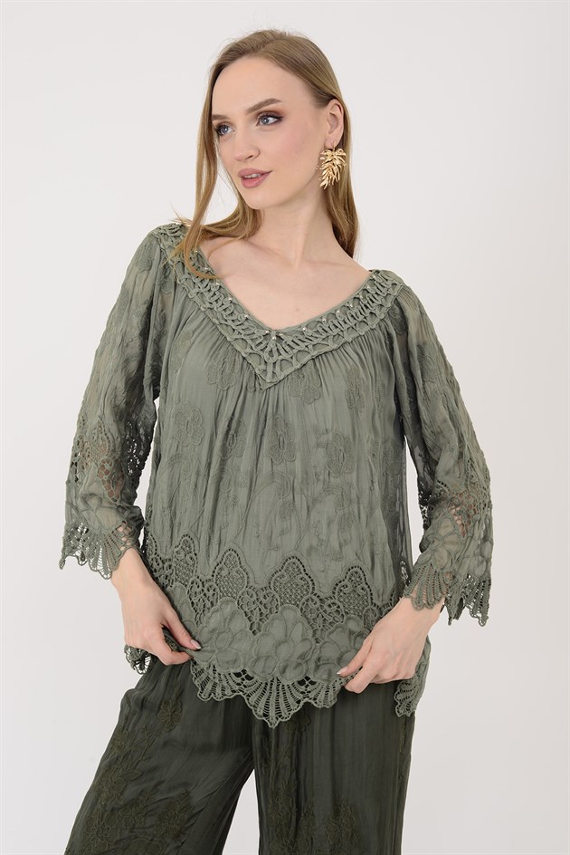 SN1107 BONCUK İŞLEMELİ V YAKA GÜPÜR DETAYLI İPEK BLUZ