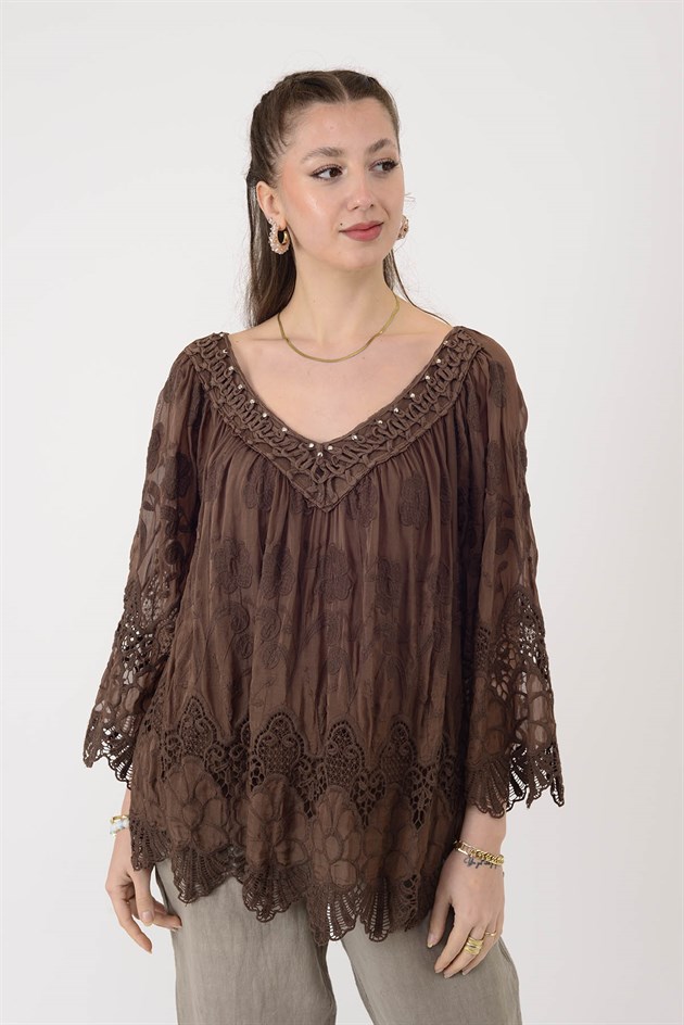 SN1107 BONCUK İŞLEMELİ V YAKA GÜPÜR DETAYLI İPEK BLUZ