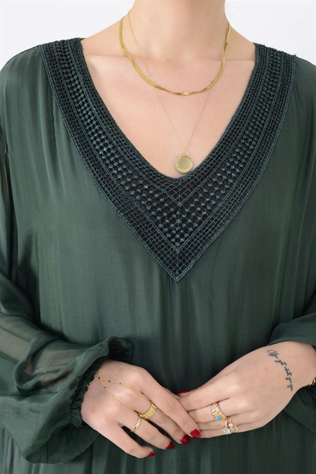 SN284 DANTEL DETAYLI V YAKA İPEK ELBİSE