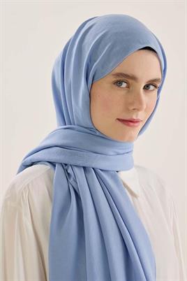 Beyaz Uzun Poplin Gömlek, Lacivert Loose Fit Jean, Jazz Şal Kombin