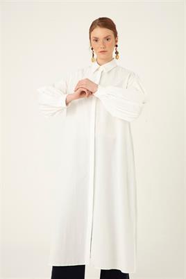 Beyaz Uzun Poplin Gömlek, Lacivert Loose Fit Jean, Jazz Şal Kombin